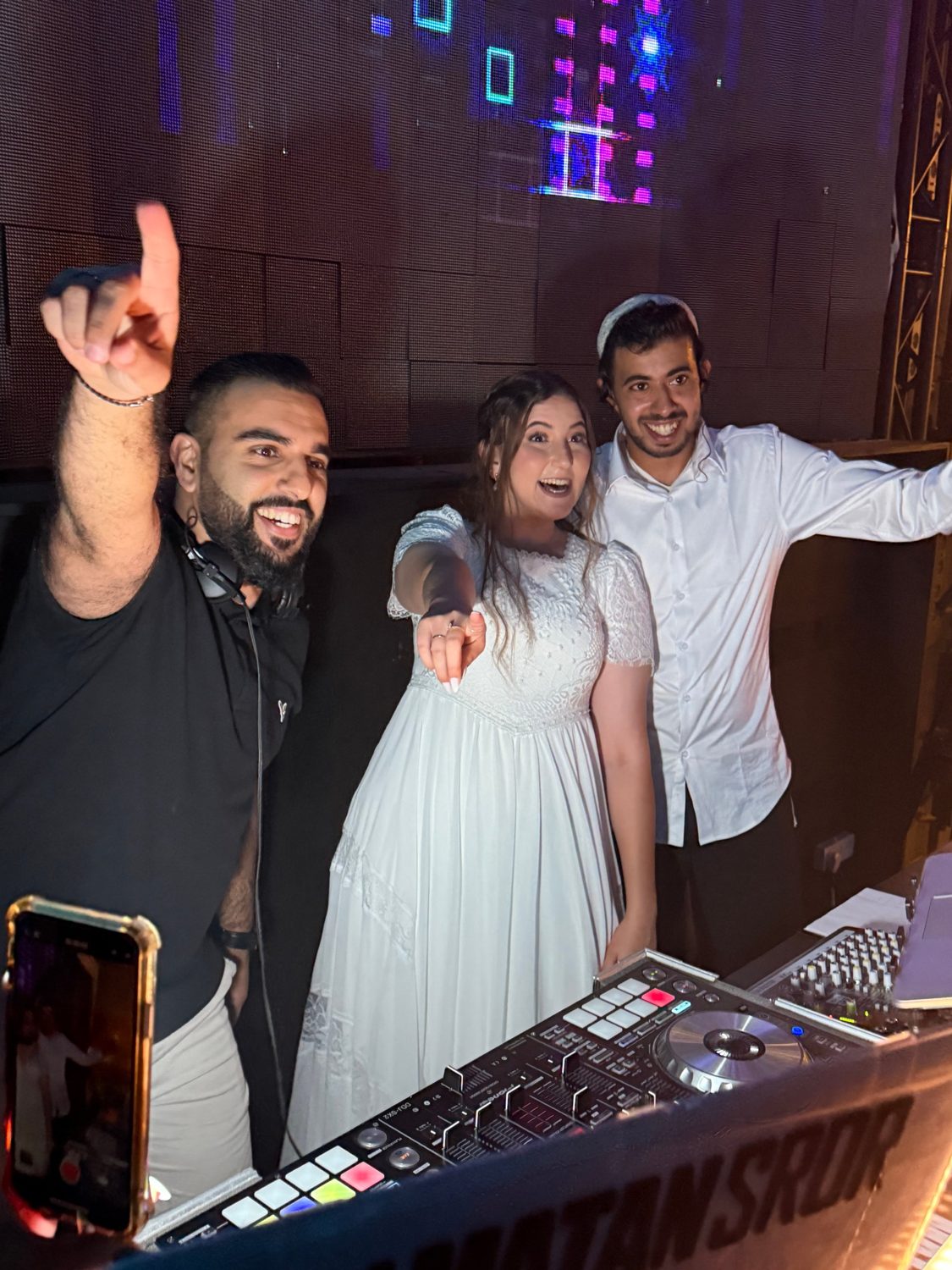 מתן עם זוג חתן וכלה בעמדת הדי-ג'יי